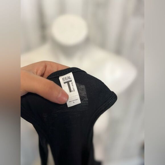 Black tank top - Picture 4 of 6